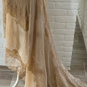 BRAND NEW BEAUTIFUL SHADES OF GOLD CASMERE 2 TONE WITH GOLD LACE